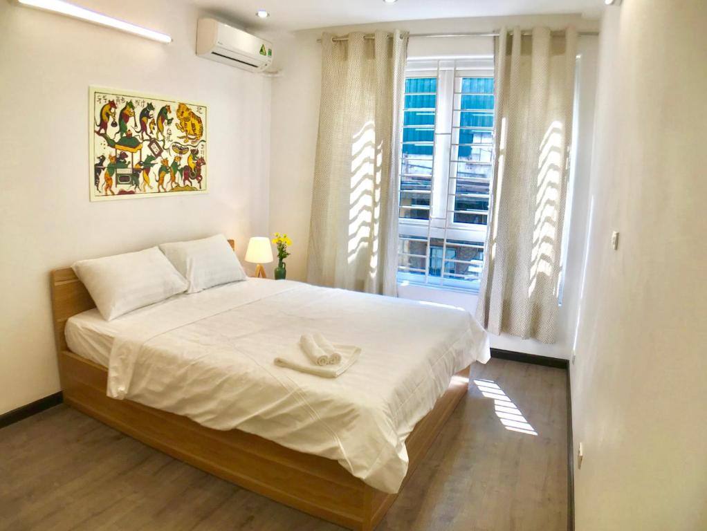 החדר נקי ומלא באור