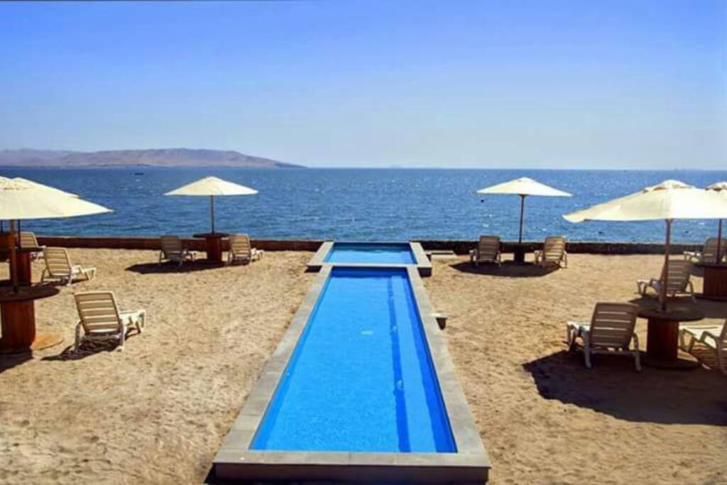 PISCINA EN LA PLAYA