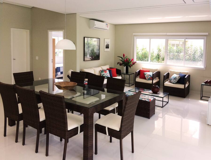 Sala com dois ambientes e quarto no térreo ao fundo