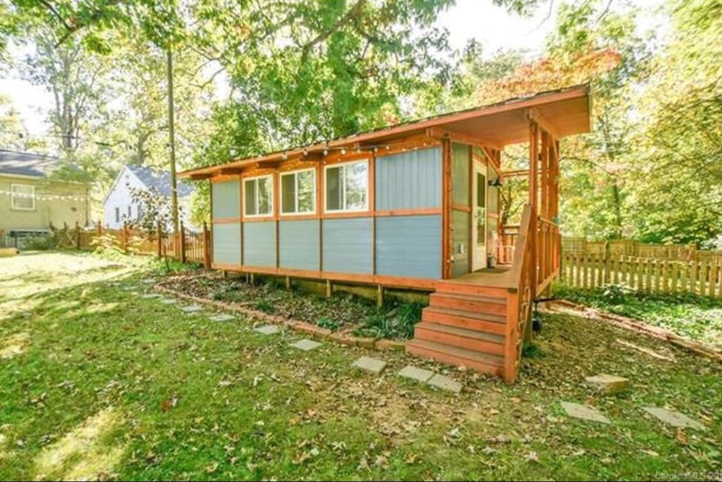 My tinyhouse is tucked away on a lovely street in Noda.