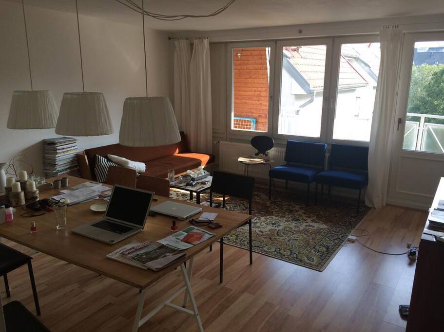 Wohnzimmer mit großem Balkon.