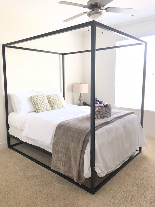 The bedroom is tastefully decorated with views over wetlands at out to ocean. On a clear day you can see Santa Monica mountains and daily sunsets.
Room comes with Apple TV, daily fresh towels, bottled water, huge wardrobe and closet space.
For the bed - queen size bed with high quality and thread count linens.