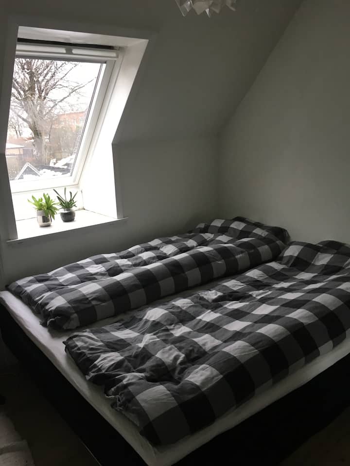 房间2.配备双人床的房间。 