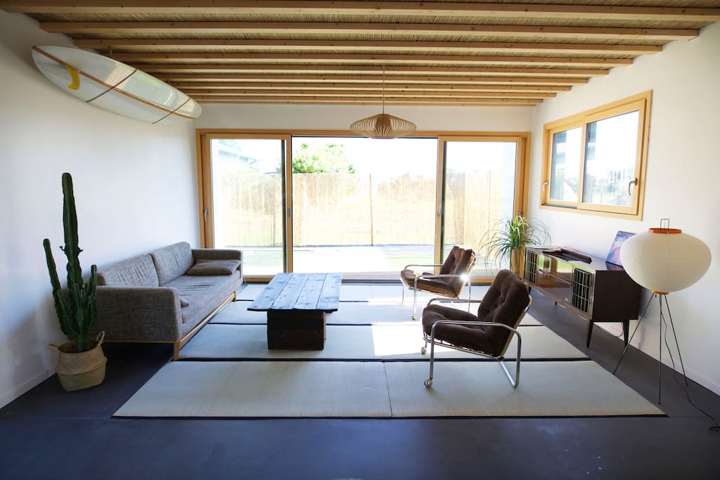 Séjour spacieux, lumineux et relaxant donnant sur le jardin.