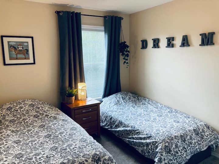 Camera 3 con due letti singoli.  Tende oscuranti.