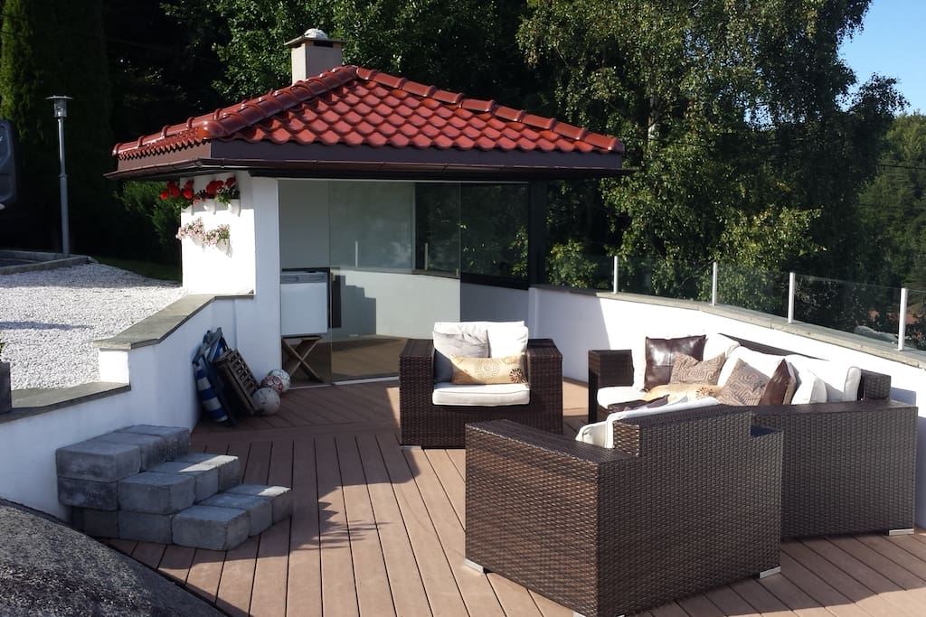 Nedre terrasse med sommerstue
