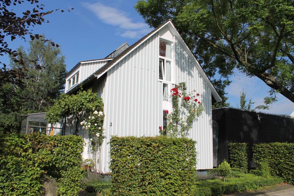 Hereinspaziert ! die schwarze Kiste ist der zum Garten völlig offene Anbau (mit Jalousien)