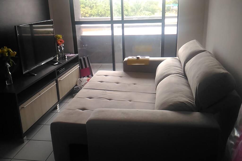 Sala bem ventilada com varanda