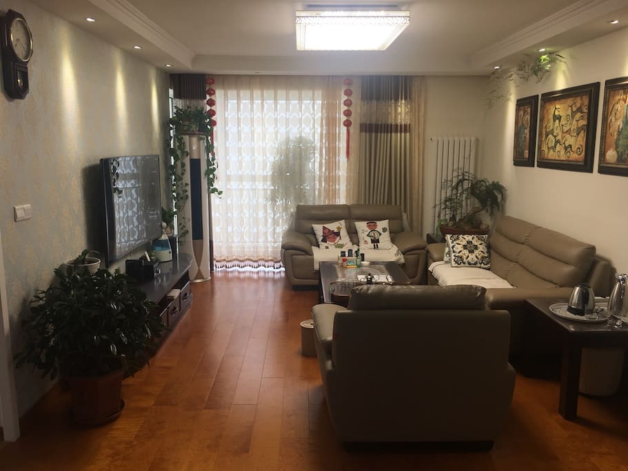 40平宽敞明亮的客厅+餐厅,顾家的真皮沙发,实木家具,5匹柜机空调