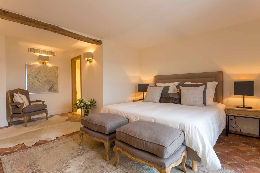 DELUXE BEDROOM