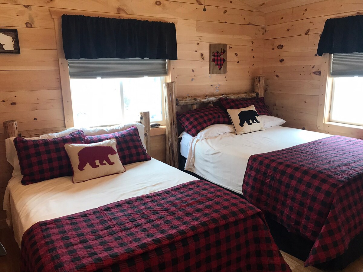 1 dormitorio con una cama de tamaño completo y una cama tamaño queen.