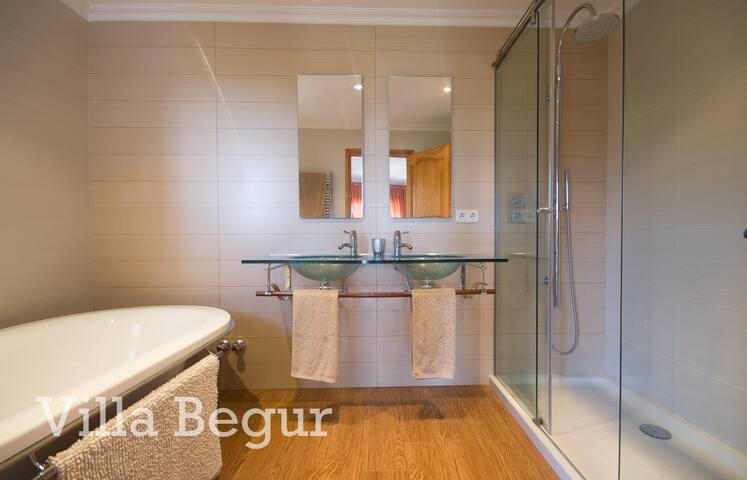 Villa Begur, 6 bedrooms, own pool, amazing views gallery image 4