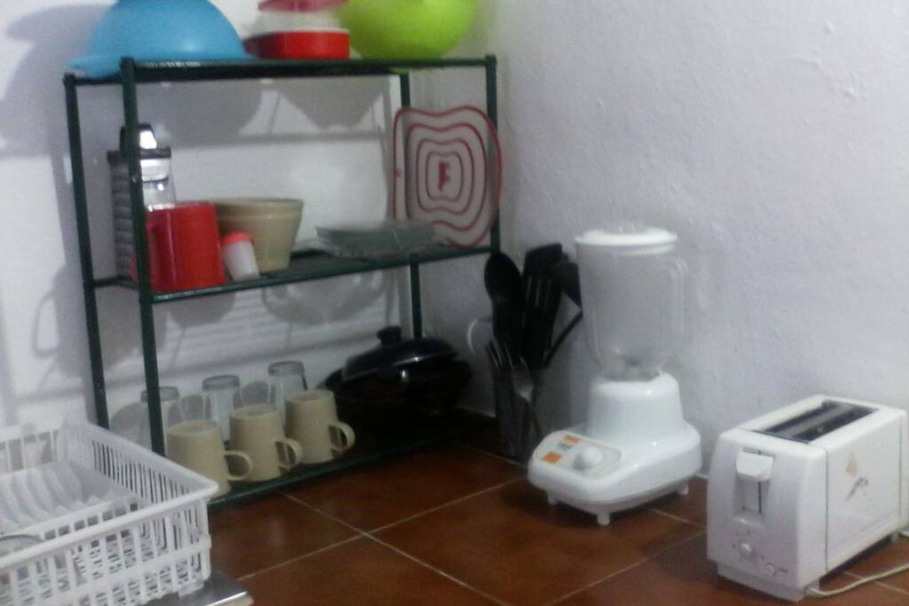 Todos los utensilios necesarios para preparar una deliciosa comida.