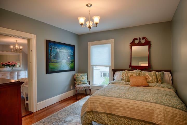 QUEEN
Second Floor Bedroom  
Queen Size Bed