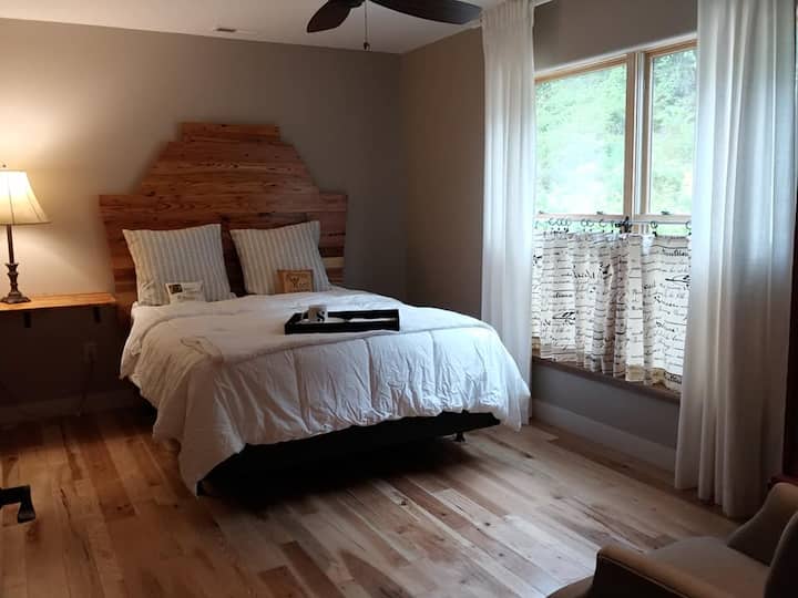 独立入口附近的山景卧室。