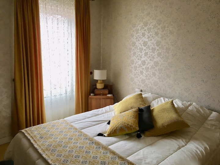 Chumba kizuri cha kulala upande wa ua