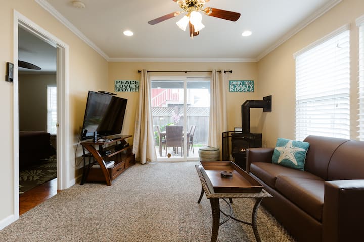 Mermaid Beach House, Walk to Beach / Aquarium! gallery image 2