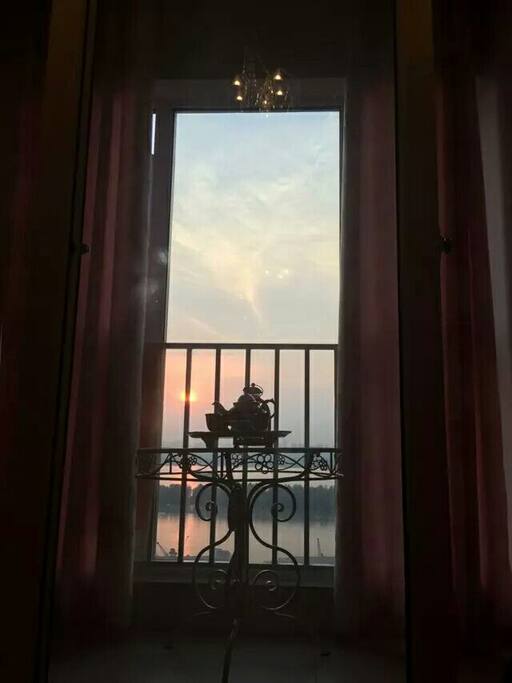 黄昏时分的窗外