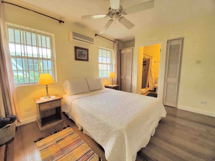 Chumba cha kulala cha chumbani - kilicho na kitanda cha ukubwa wa Malkia