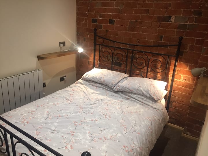 חדר שינה 1 עם מיטה זוגית וארון בגדים מובנה.