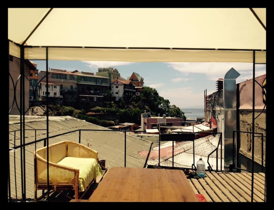 Hermosa terraza sobre el techo en donde tendrás una increíble vista al mar y los cerros mientras disfrutas tus desayunos, almuerzos o cenas, como también gratas conversaciones con los demás turistas.
