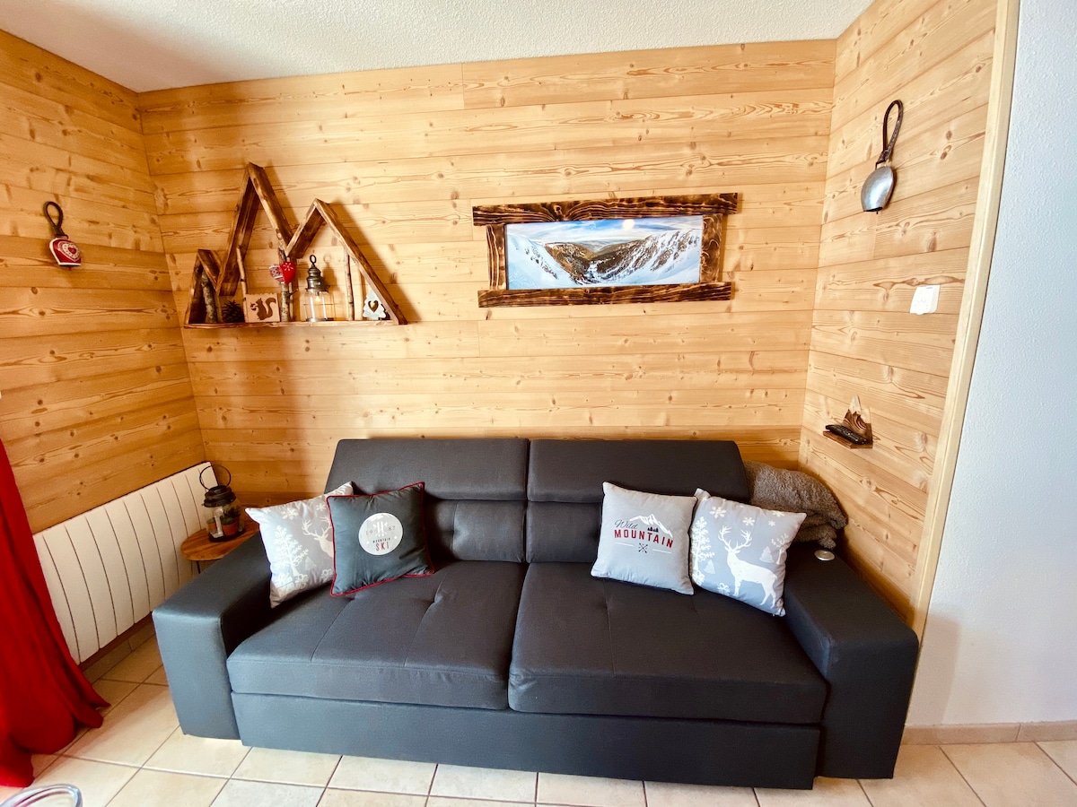 سرير أريكة ، على مرتبة متوفرة لمزيد من الراحة.