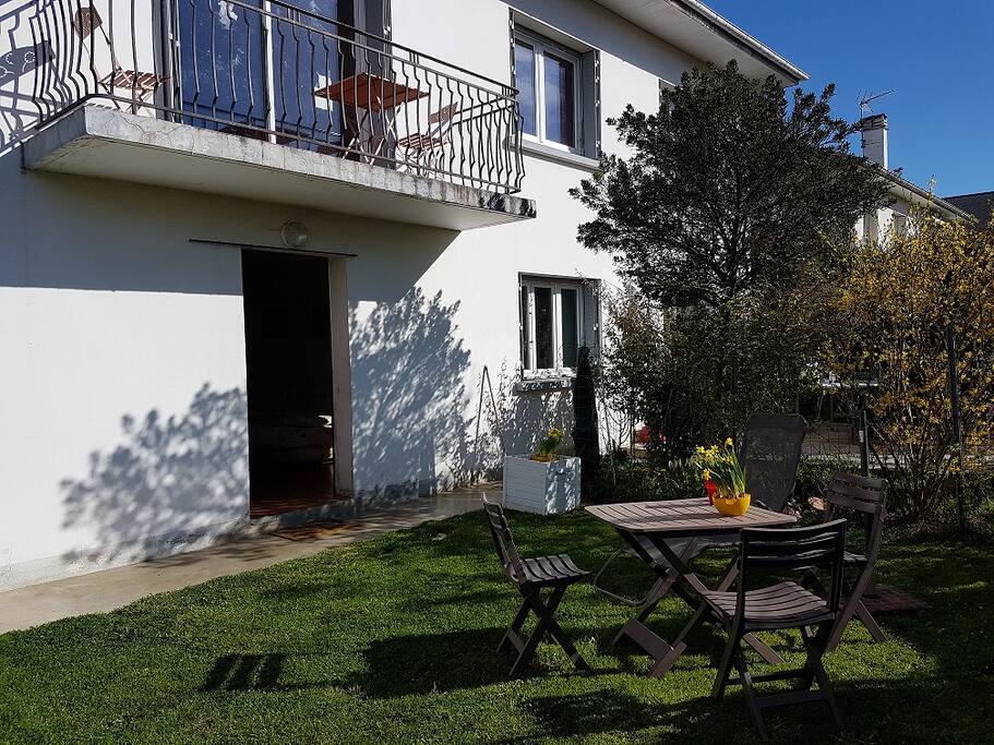Le coin jardin l'entrée du gite