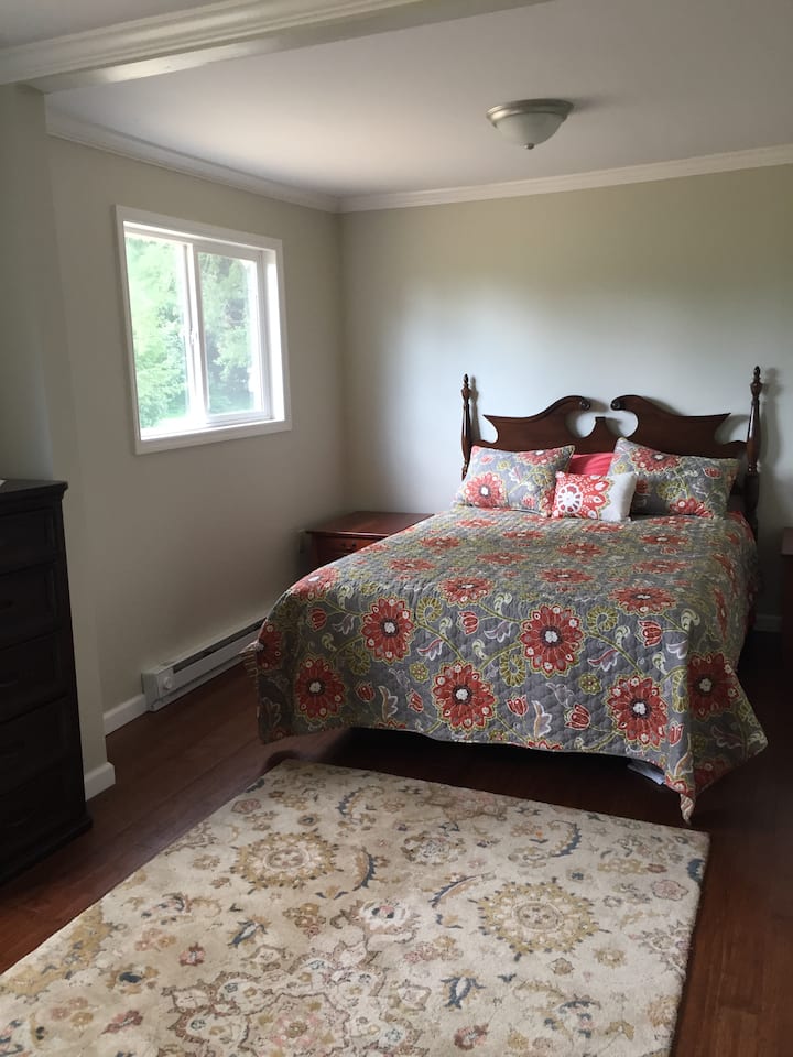 Დიდი საძინებელი 152 × 203 სმ საწოლით. 