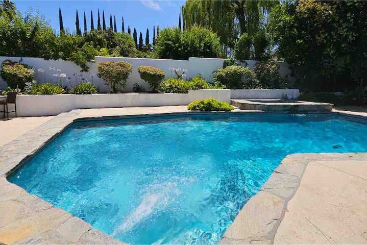 Modern Prime Location Private Pool And Jacuzzi gallery image 2