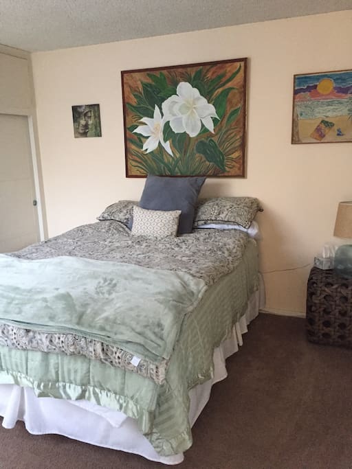 Large queen bed and soft cotton sheets
