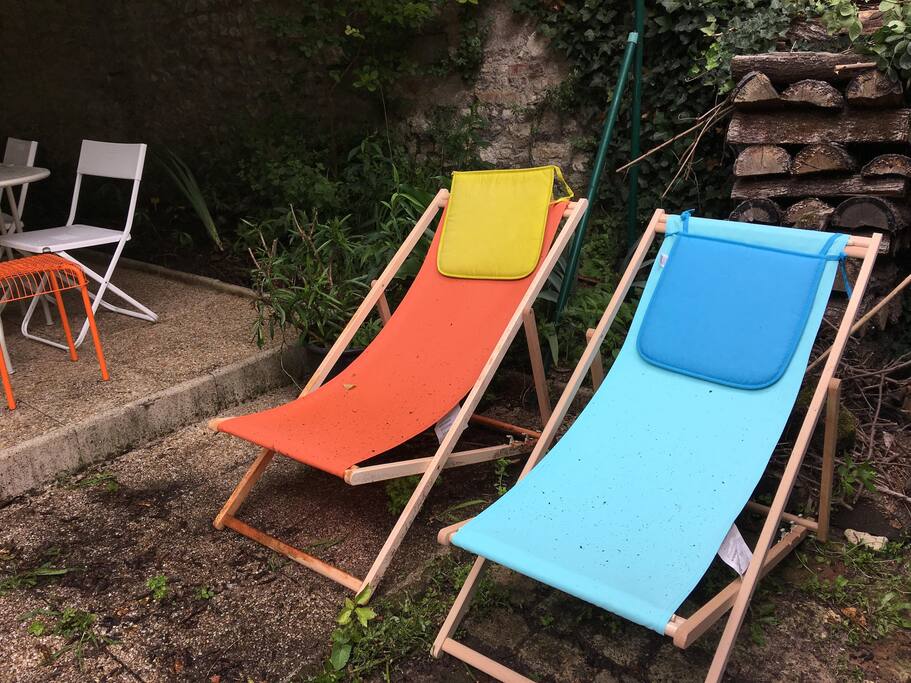 Et des chaises longues dans le jardin, pour profiter du soleil !