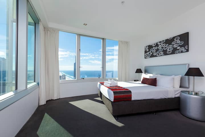 Q1 Resort - Three Bedroom Ocean Spa Apartment - Master Bedroom