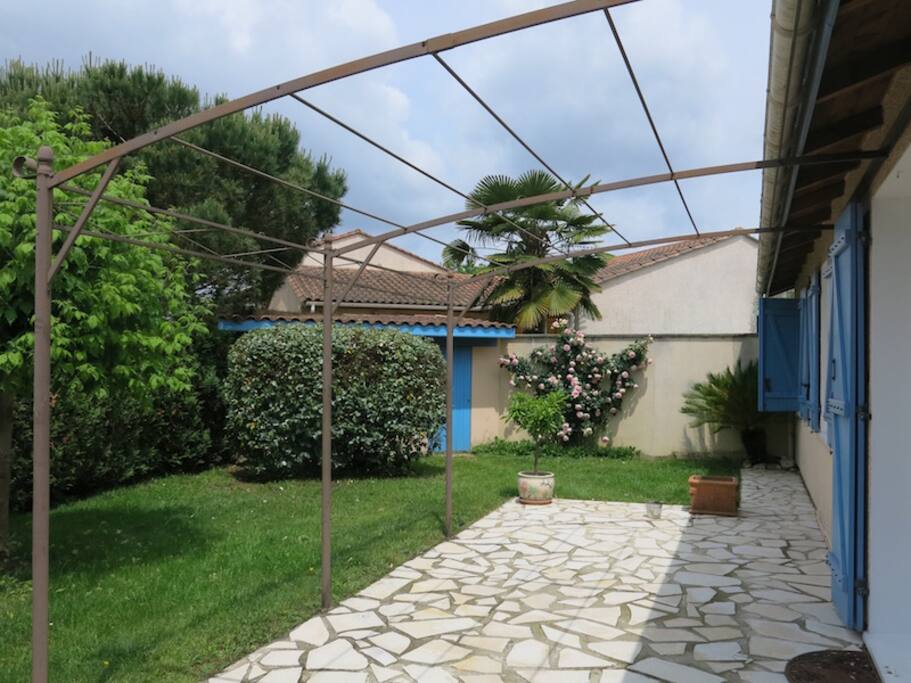 La terrasse derrière la maison