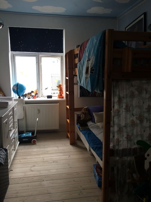 Børneværelse med pusleplads og køjesenge med plads til voksne eller børn over 3 år