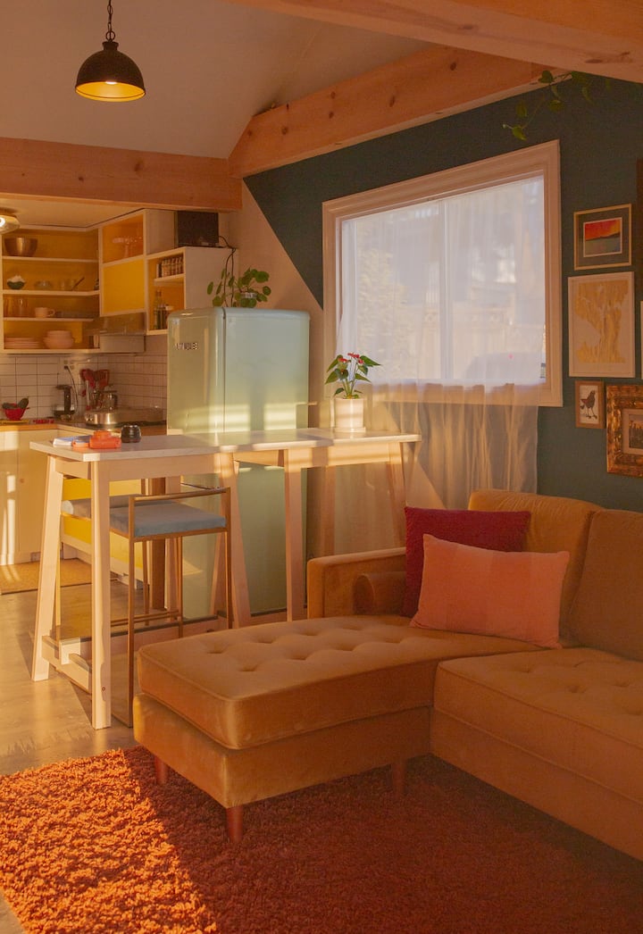 Отворениот концепт за дневен престој / трпезарија / кујна е ефикасен, шарен и весел.