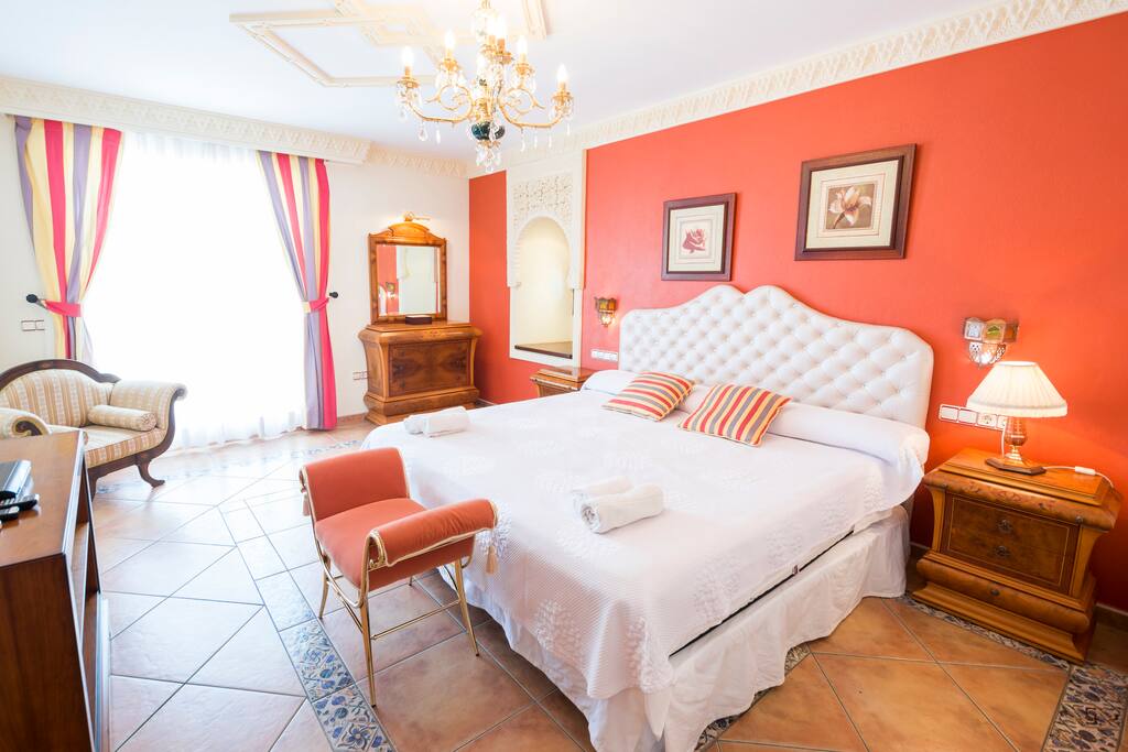 Suite principal: es la estancia más lujosa de Can Alanit. De estilo mudéjar, consta de una doble terraza (una en la parte trasera y otra en la delantera de la villa) con impresionantes vistas a los jardines. Además, cuenta con un amplio vestidor, televisión, cuarto de baño con jacuzzi y salón.