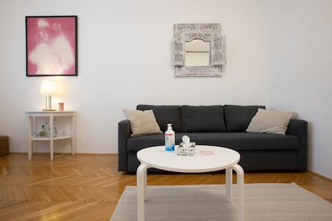 Top Airbnb: Apartment Vedrana near centar, free garage in Donji Grad