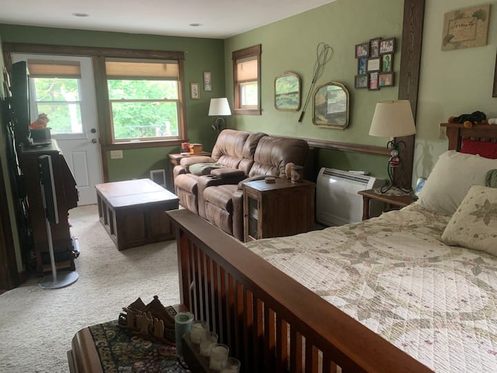 Მაღლა Master en-suite მოსასვენებელი სივრცით და ტელევიზორით, ასევე, უკანა გემბანსა და კიბეებზე ჰიდრომასაჟიანი აუზის ქვემოთ. Უკანა გემბანი ფარავს ეკრანირებულ ვერანდას დაბლა. Საძინებლამდე და ჰიდრომასაჟიანი აუზის გარეთ კიბეებია. 