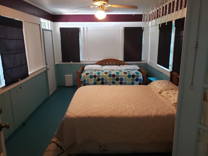 غرفة النوم رقم3 بسرير بحجم كبير بالإضافة إلى سرير نهاري. توجد بياضات إضافية لكلا السريرين في الخزانة في تلك الغرفة