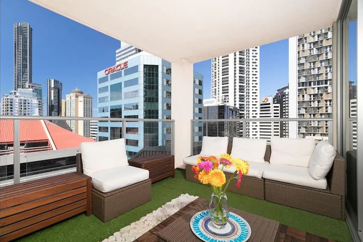 Homely Stylish & Spacious in the Heart of the City