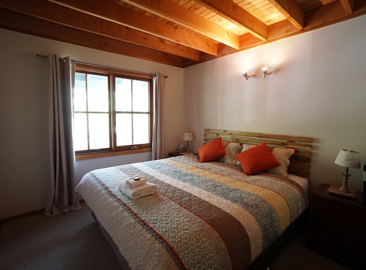 2nd bedroom with King sized bed, or optionally split into two king singles upon request.
Premium A.H.Beard Kingcoil mattress.
New reverse cycle airconditioning installed.