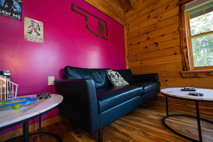 Living Room
Smart Roku TV 