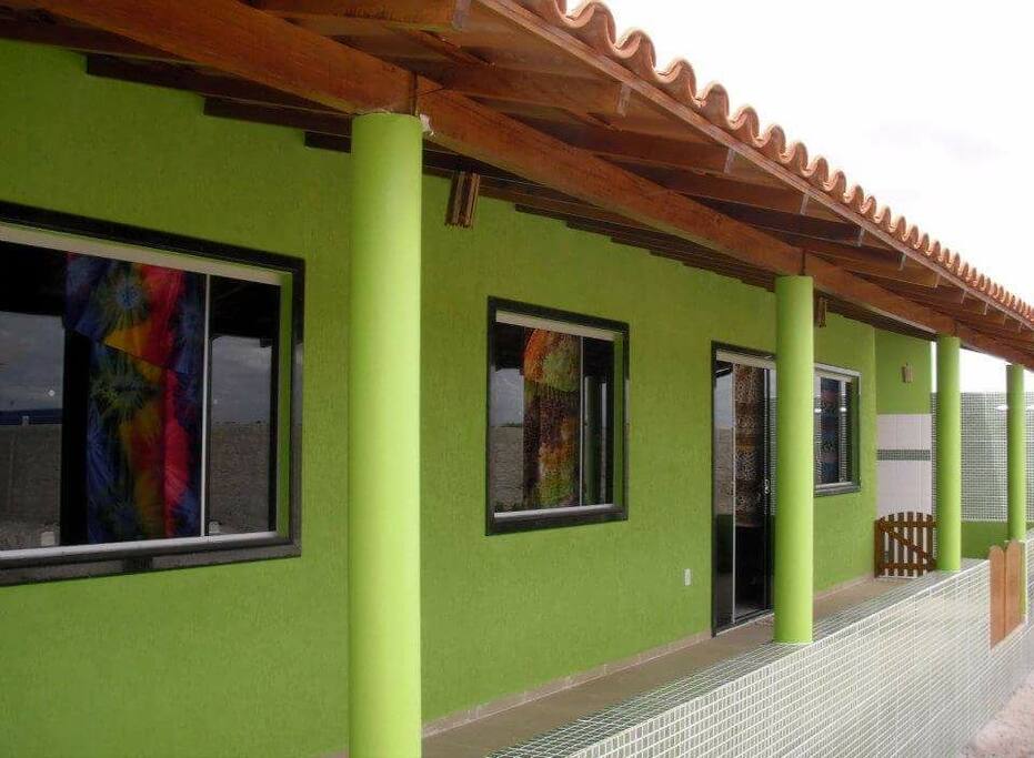 A casa possui 120m² construídos. 2 quartos e 2 banheiros. Cozinha Americana. Varanda com 2 redes disponíveis. E lavanderia.