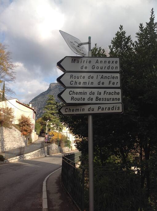 Pour arriver prendre cette direction "Chemin du Paradis" la maison est celle que vous apercevez !