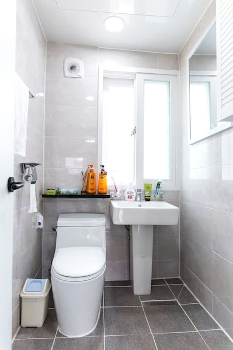 Rest room- soap, hair dryer, liquid soap
肥皂,吹风机,液体肥皂, 毛巾, 卫生纸
