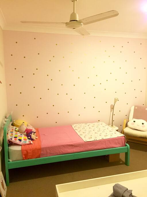One of the 4 bedrooms, single bed.