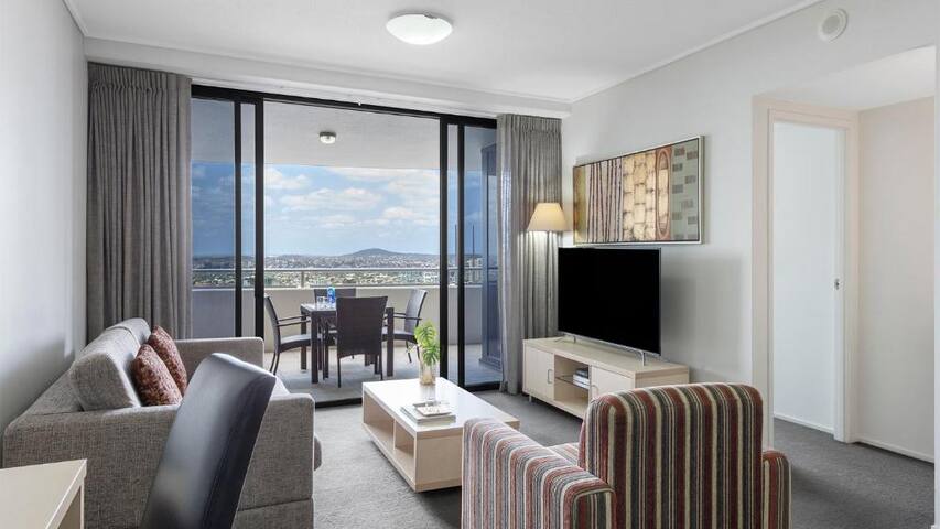2BR WITH VIEWS OF THE FAMOUS HOWARD SMITH WHARVES gallery image 4