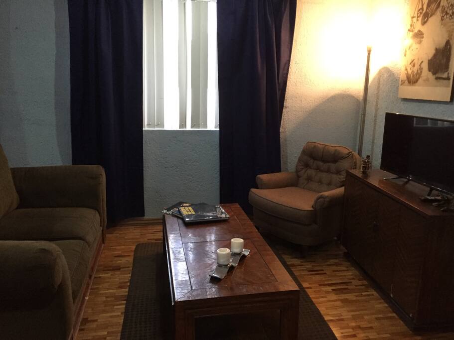 Sala de tv con loveseat y dos sillones muy cómodos.