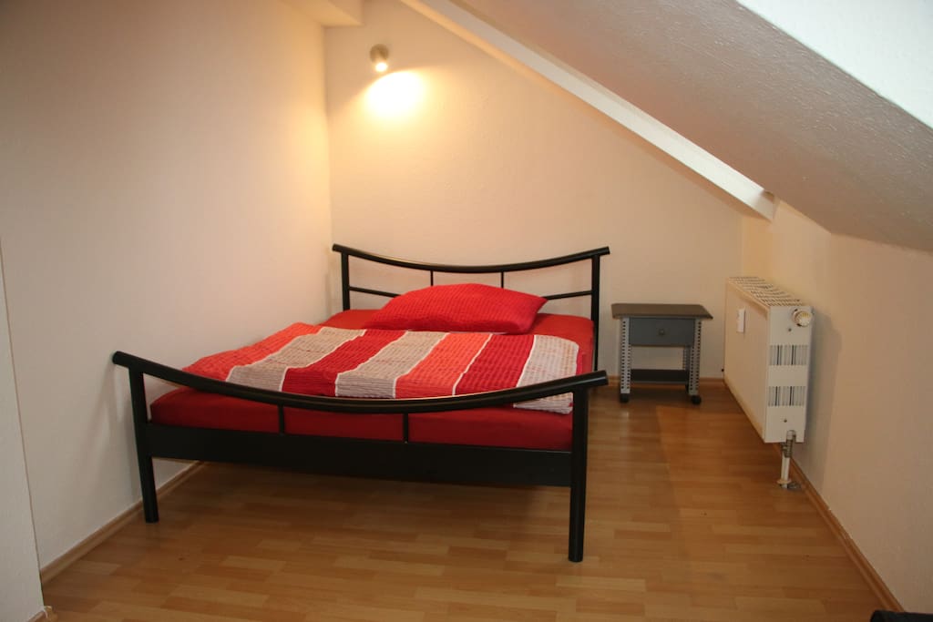 Doppelbett in Wohnzimmer