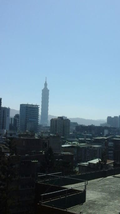 大面窗正面對101大樓(從窗口所拍到的景觀)鞥